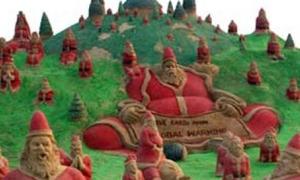 На індійських пляжах з'явилися 100 піщаних Санта-Клаусів