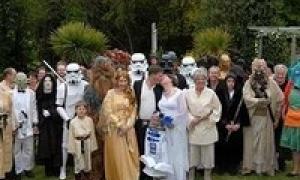 Англійці влаштували весілля в костюмах з 