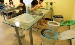 У новій ресторанній мережі відвідувачі їдять із унітазів