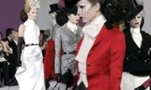 На тижні моди у Парижі показали колекцію від Джона Гальяно