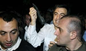 У голову Михайла Саакашвілі запустили черевиком