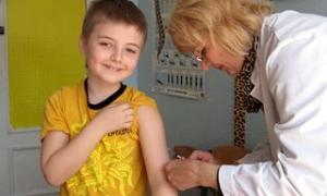 Кабмін вирішив, що школярам потрібно щеплення, але тільки за згоди батьків