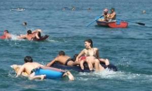 В Азовському морі цілий день виловлювали відпочиваючих на матрацах