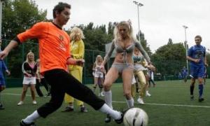 Українські зірки забавлялися з футбольними блондинками