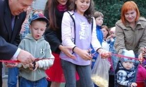 Анатолій Грицюк подарував лучанам дитячий майданчик