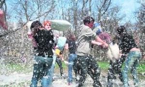 У Дніпропетровську працює клуб подушкових боїв