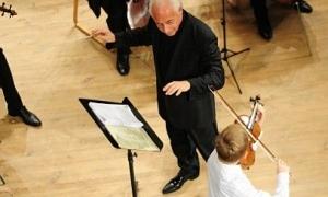 Українська еліта слухала концерт Володимира Співакова