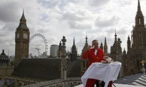 Кількість мільйонерів у Британії впала вдвічі