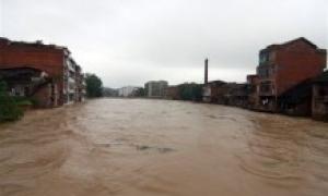 У Китаї повінь забрала життя 16 людей