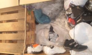Серед старого одягу через кордон везли 2350 пар нових кросівок