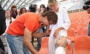 Олександр Рибак зустрівся зі своєю маленькою племінницею