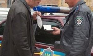 У Росії жінка-водій покусала інспектора 