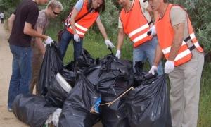 Молодь гуляє і після себе сміття залишає