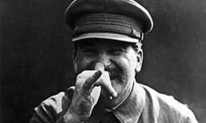 Пам'ятник Сталіну політологи вважають ознакою згортання демократії в Україні