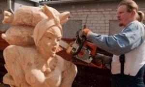 Українські художники творять з пензопилою