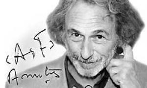 Блондинові в черевику — без чверті вік