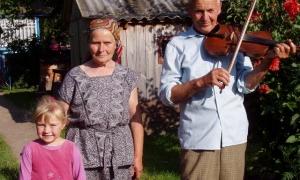 Талановитий майстер-самоучка грав на всіх інструментах, зроблених власноруч