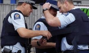 Поліція Нової Зеландії другу добу тримає в оточенні будинок злочинця, який убив поліцейського