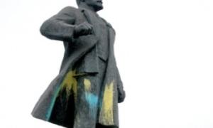 У Маріуполі невідомі облили фарбою два пам'ятника Леніну