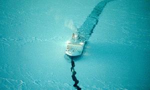 Російський криголам з пасажирами застряг в Антарктиді