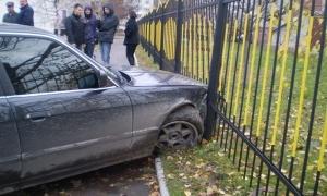 У Луцьку п'яний даїшник врізався в паркан