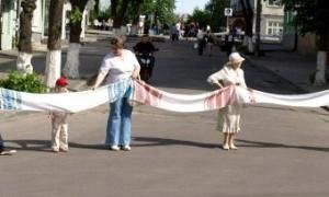 У Луцьку вишили найдовший рушник