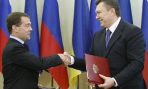 Дмитро Медведєв і Віктор Янукович поздоровили один одного