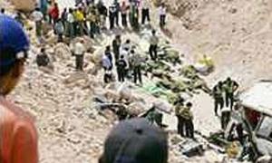 У Перу автобус упав у прірву і розвалився на дві частини