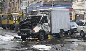 У центрі Одеси згорів автомобіль, що перевозив ув’язнених