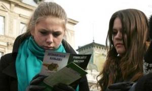 У Львові роздають путівники для потенційних емігрантів