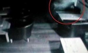 Привид протирає столи в англійському пабі