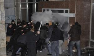 За головну друкарню б'ються нардепи, міліція й бритоголові