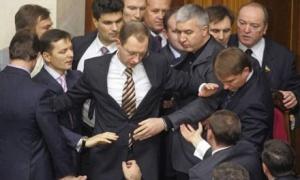 Майже всі українці хочуть зробити депутатів доторканими