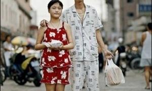 Влада Шанхаю бореться з любителями погуляти містом у піжамах