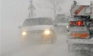 Через снігопад затримуються потяги і перекриваються дороги
