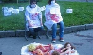 На Театральному майдані зробили кладовище для ненароджених дітей
