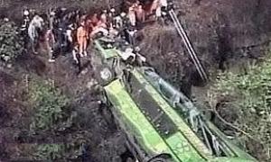 В Болівії автобус з людьми впав у прірву: десятки жертв