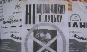 У центрі Луцька з’явилися листівки з зображенням Бандери і свастики