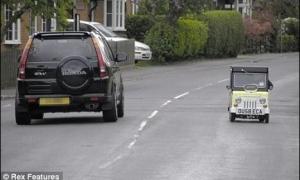 Британець їздить на найменшій у світі машині   