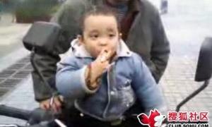 Дворічний китайський хлопчик викурює по пачці цигарок на день