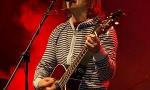 Прихильники групи С.К.А.Й. допомагають будувати храми