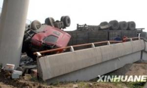 В Китаї через обвал естакади загинули шестеро людей