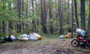 Біля кордону з Білоруссю прикордонники виявили лісника, мотоцикл та клунки з одягом