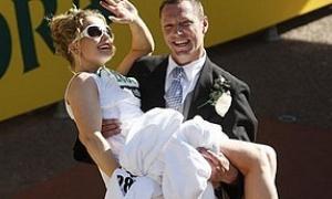 Учасники Лондонського марафону обвінчалися на бігу