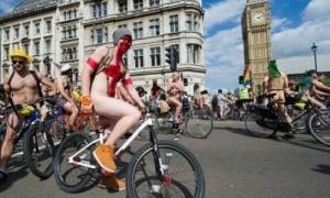 Велосипедисти проїхалися без штанів містами світу (Відео)