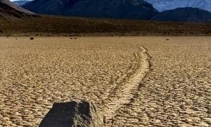 У Долині Смерті валуни рухаються самі по собі