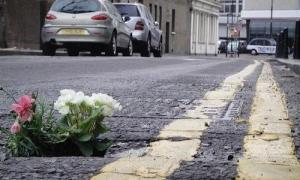 Вибоїни на дорогах у Лондоні засаджують квітами