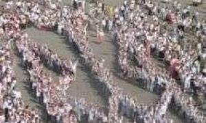 На День незалежності лучани у вишиванках складуть слово «Україна»