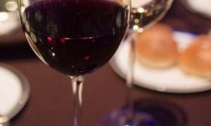 Червоне вино викликає у жінок сексуальний потяг