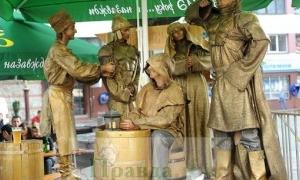 Живі скульптури в Луцьку розповіли історію пива